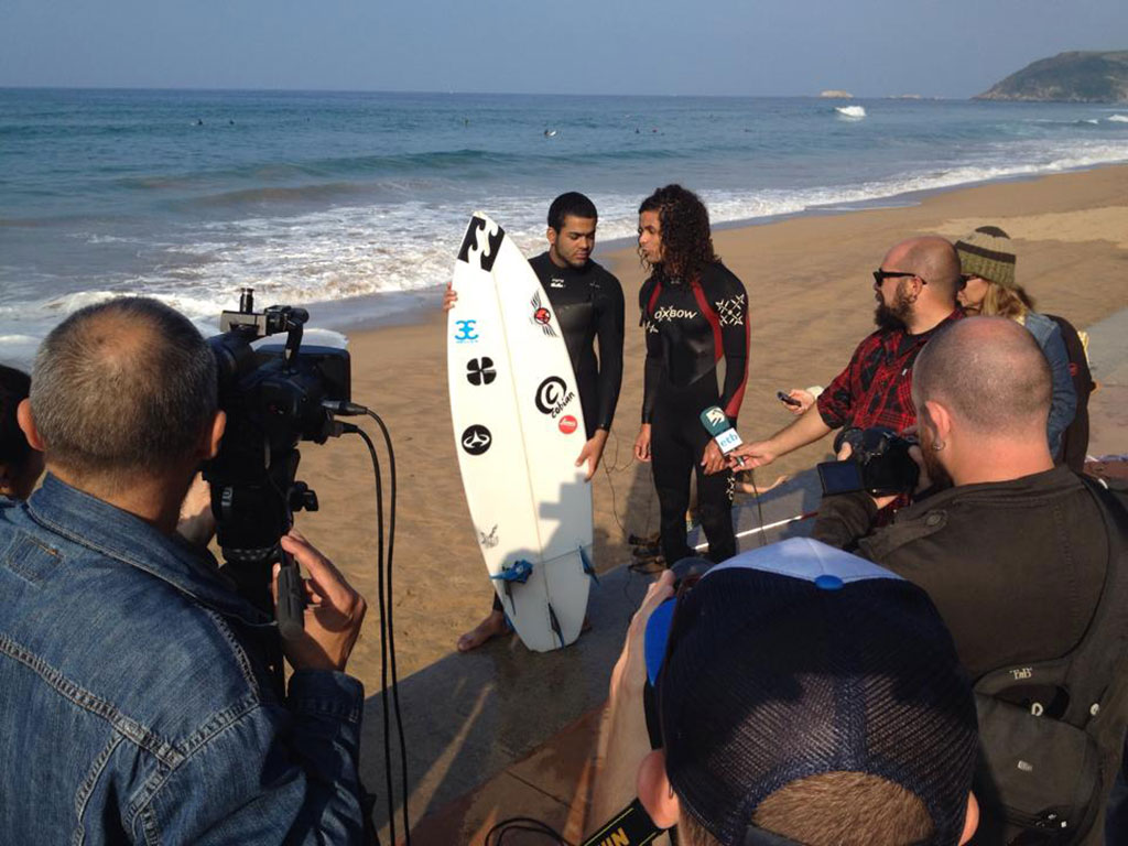 Basque press and TV interview Derek Rabelo, a blind surfer from Brazil